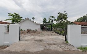 RedDoorz Syariah near Alun Alun Ciledug Cirebon